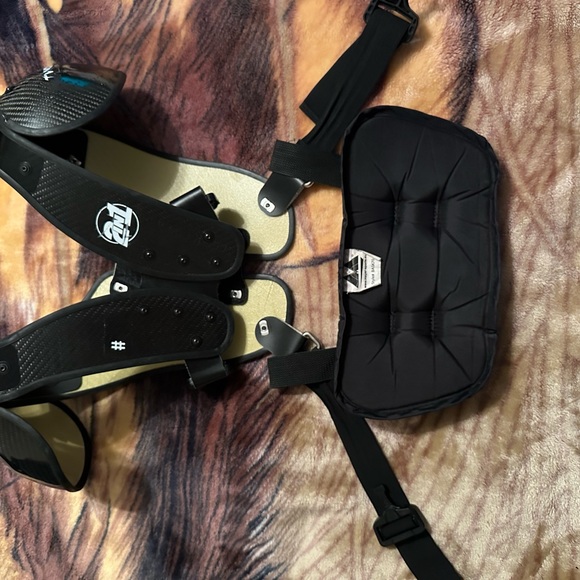 2 In 1 Football Shoulder Pads - Picture 5 of 6